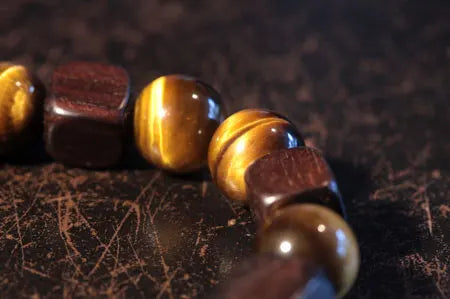 Tiger's eye and ebony wood: anchoring and clarity