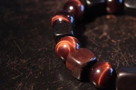 Tiger's eye and ebony wood: anchoring and clarity